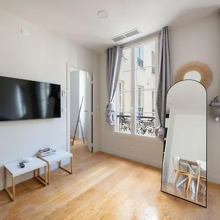 Cozy And 2bdr Modern In 10th Párizs